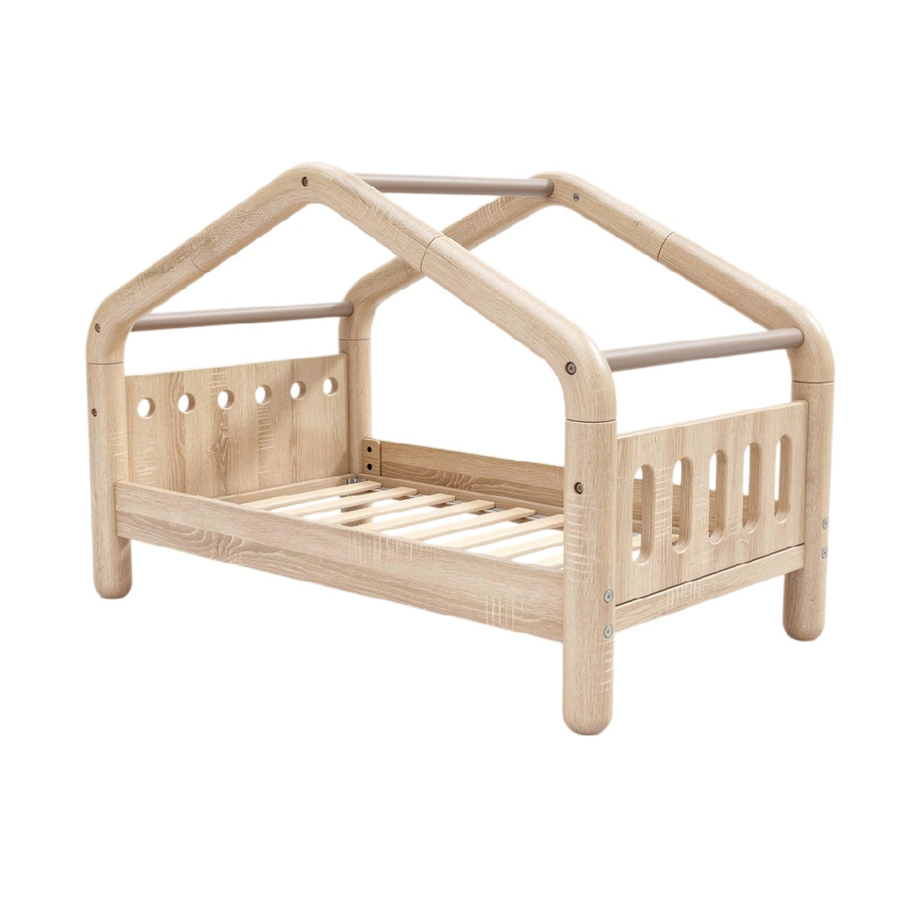 **Technische titel in het Nederlands: Houten Kinderbed met Huisvormig Ontwerp en Open Strakke Lijnen**